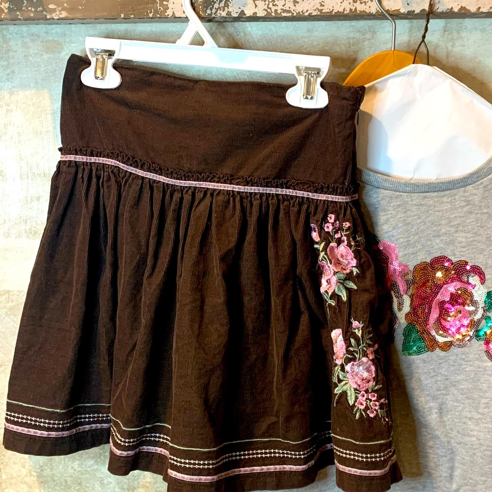 Cute brown corduroy skirt with embroidered roses.
